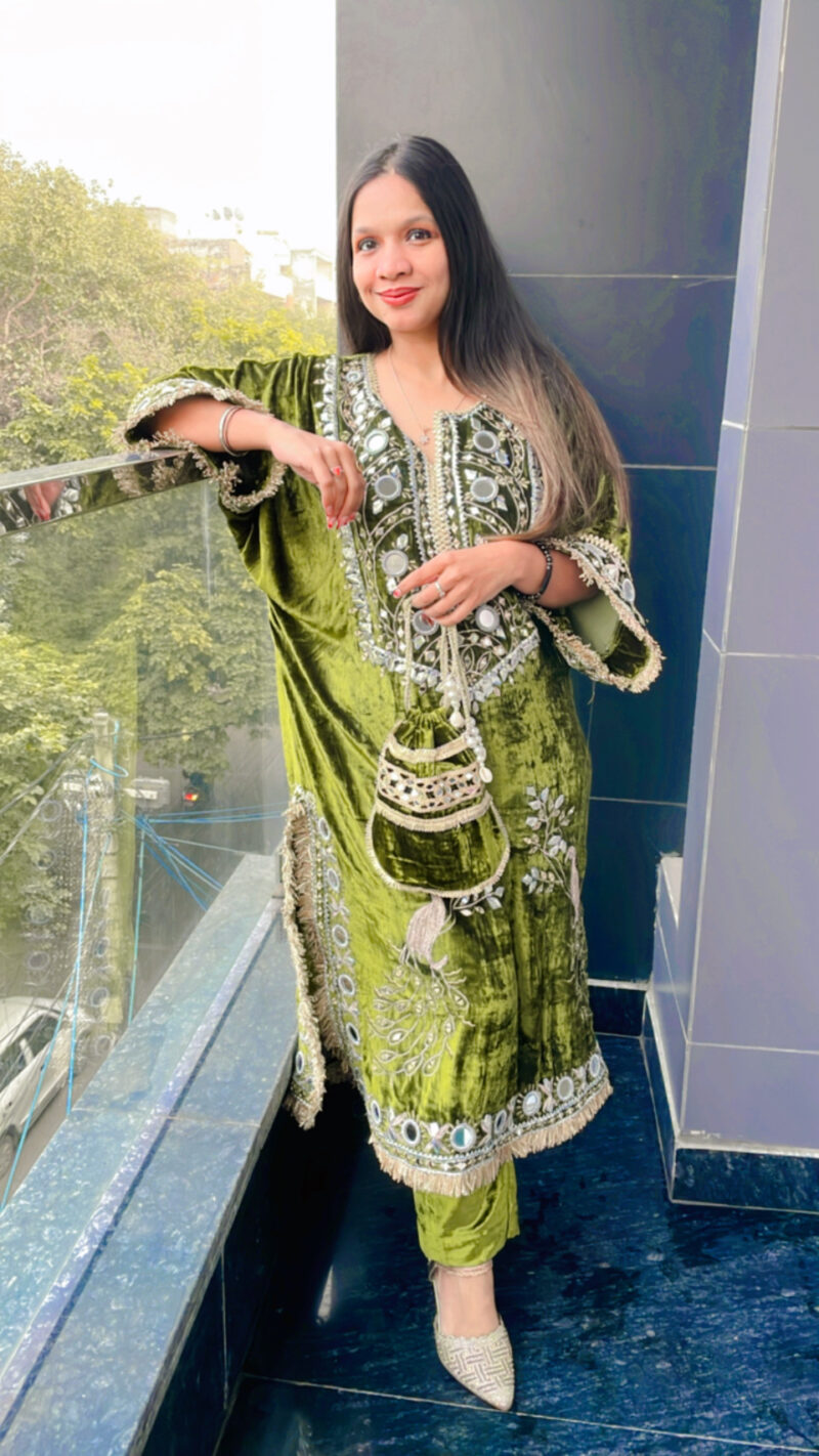 Peacock velvet Chogha set - Image 2
